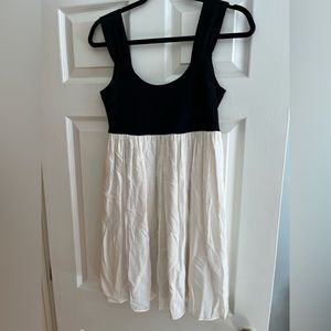 Banana Republic babydoll black and white dress. Size is very flexible!